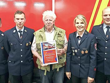 Die Ehrung bei der FFW G&ouml;&szlig;weinstein (v.&nbsp;l.): Zweiter Kommandant Fabian M&uuml;ller, Kommandant Marcel Zweck, Ehrenmitglied Erhard P&ouml;hlein, Vorsitzende Elisa Egelseer-Bogner und Zweiter Vorsitzender Lukas Keller