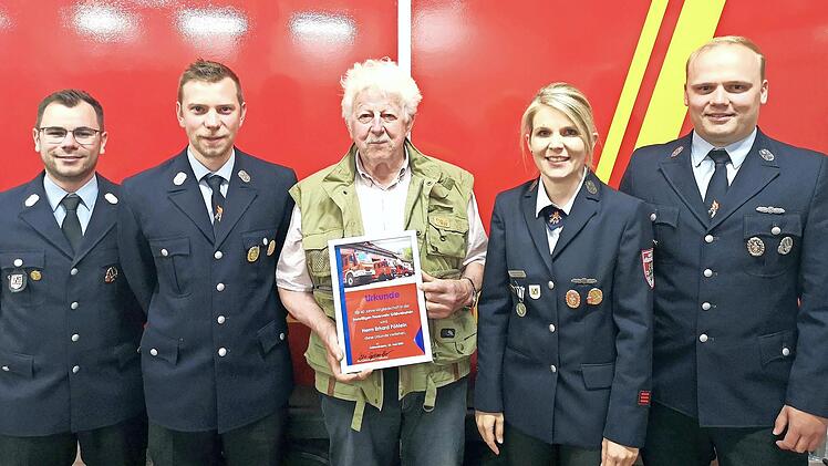 Die Ehrung bei der FFW G&ouml;&szlig;weinstein (v.&nbsp;l.): Zweiter Kommandant Fabian M&uuml;ller, Kommandant Marcel Zweck, Ehrenmitglied Erhard P&ouml;hlein, Vorsitzende Elisa Egelseer-Bogner und Zweiter Vorsitzender Lukas Keller