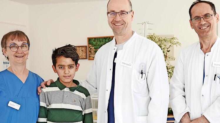 Nach der erfolgreichen Behandlung im Krankenhaus Sche&szlig;litz, von links: Birgit Pflaum (Stationsleitung), der junge Patient aus Afghanistan, Chefarzt Matthias Biedermann und Assistenzarzt Alhakam Safar