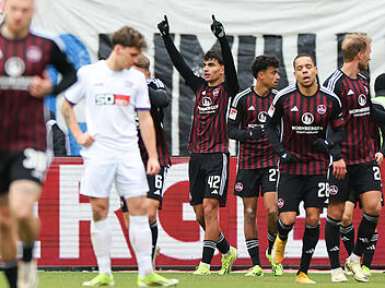 1. FCN entt&auml;uscht gegen Tabellenletzten - Mega-D&auml;mpfer in der Nachspielzeit