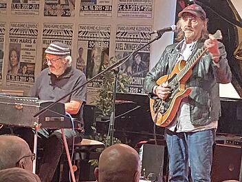Mit 76 Jahren stand Blueslegende Jürgen Kerth auf der Piano-Bühne Kleinhenz in Reith.