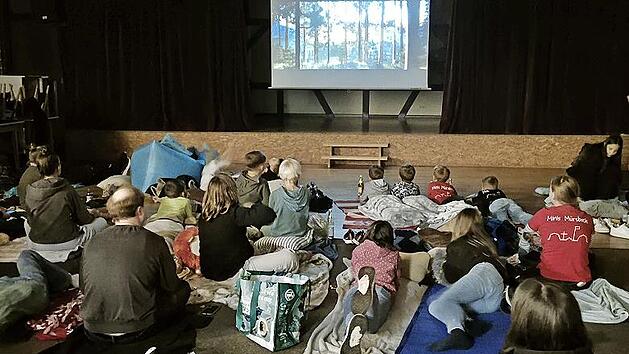 Das Gemeindezentrum Kirchlauter hat sich in einen Kinosaal verwandelt.