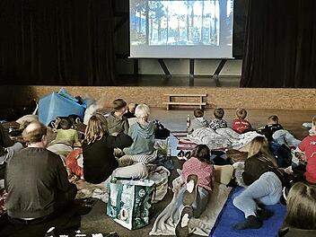 Das Gemeindezentrum Kirchlauter hat sich in einen Kinosaal verwandelt.