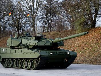Roll-Out Leopard 2A8 und Panzerhaubitze 2000