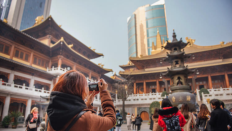 Shanghai China Jing'an Tempel Touristin Fotografieren Reiseziele Sehensw&uuml;rdigkeit Metropole Finanzstadt Asienreise Stadtbesichtigung Tempel Buddhismus Tradition Moderne Ausl&auml;ndische Besucher Tourismusbranche Ticketkauf Servicequalit&auml;t Infrastruktur Downtown Innenstadt Reiseindustrie Kultur Volksrepublik Besucherzahlen Regulierung Tourismusminister Sun Yeli Wirtschaftswachstum Urlaubserlebnis