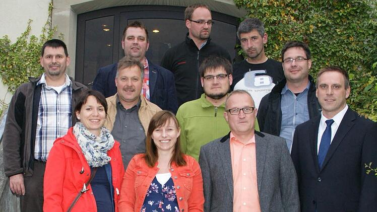 Ein historisches Bild und Symbol für einen Generationswechsel: ein neuer Bürgermeister, zehn neue Gemeinderatsmitglieder, darunter zwei schwangere Frauen. Unser Bild zeigt vorne von links: Barbara Ebert (FW), Claudia Ebert (Koppenwinder Liste), Olaf Ernst (CSU), Bürgermeister Matthias Bäuerlein (FW), Mitte von links: Ludwig Popp (FW), Alexander Stahl (FW), Frank Schilling (CSU), Markus Karbacher (FW). Hinten von links: Ingo Reinhart (CSU), Rainer Wirth (Wustvieler Liste) und Norbert Ebert (Ko...