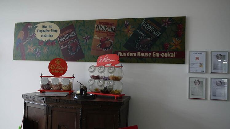 Ein Blick in die Firmengeschichte im Foyer. Foto: Pauline Lindner