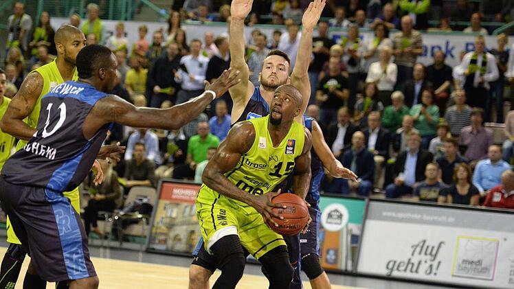 Brandon Bowman (am Ball) war beim Auftaktsieg gegen Crailsheim (hinten Jared Newson) mit 18 Punkten zweitbester Bayreuther Korbjäger nach Trevon Hughes (20 Zähler).  Foto: Peter Mularczyk
