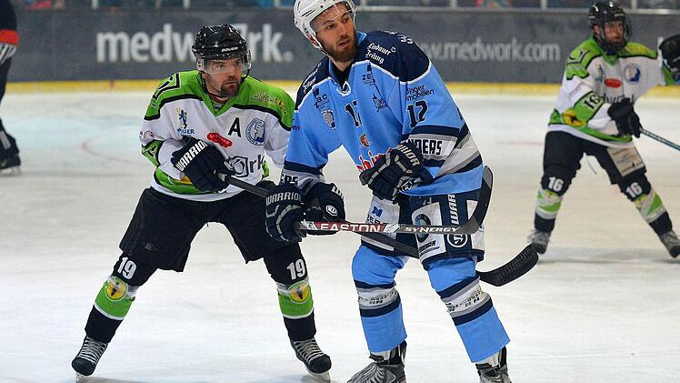Zwei Stützen ihrer Teams: Der Lindauer Marco Miller (rechts) bereitete das zwischenzeitliche 1:1 vor, Daniel Jun verwandelte den entscheidenden Penalty, der Höchstadt ein fünftes Finalspiel beschert. Foto: Picturedreams