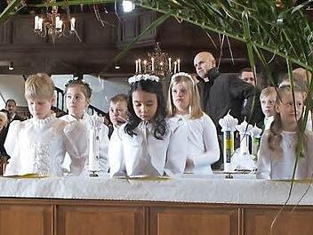 Die festlich gekleideten Kinder beteiligten sich an dem besonderen Festgottesdienst in Herzogenaurach.  Foto: Manfred Welker