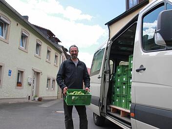 Klaus Schneider fährt für den Demeterhof Dünninger durch den Landkreis. Zeil liegt donnerstags auf der Strecke, so dass die am Mittwoch bestellte Essens-Box schon am nächsten Tag angekommen ist. Foto: Andreas Lösch