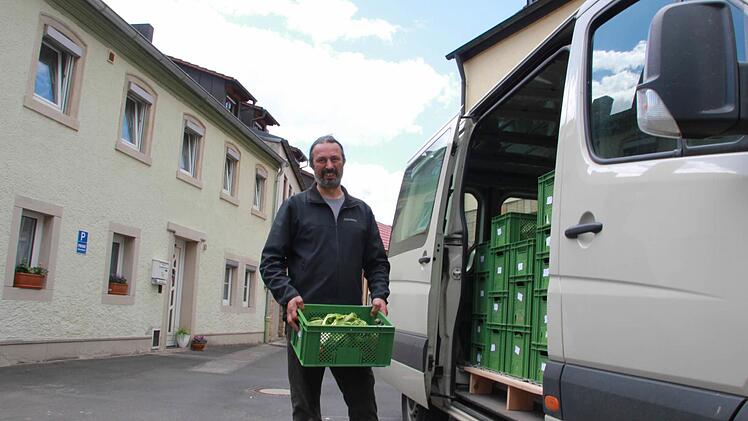 Klaus Schneider fährt für den Demeterhof Dünninger durch den Landkreis. Zeil liegt donnerstags auf der Strecke, so dass die am Mittwoch bestellte Essens-Box schon am nächsten Tag angekommen ist. Foto: Andreas Lösch