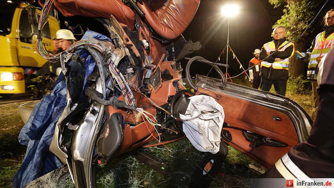 Porsche schleudert in Waldstueck und zerreisst in zwei Teile - Fahrer tot