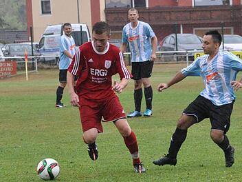 In den letzten vier Kreisliga-Spielen gab es für den FC Burggrub (weiß-blaue Trikots) nichts mehr zu holen. Das soll sich morgen gegen den DJK-SV Neufang ändern. Foto: Herbert Kalb