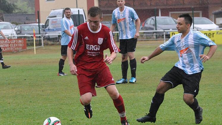 In den letzten vier Kreisliga-Spielen gab es für den FC Burggrub (weiß-blaue Trikots) nichts mehr zu holen. Das soll sich morgen gegen den DJK-SV Neufang ändern. Foto: Herbert Kalb
