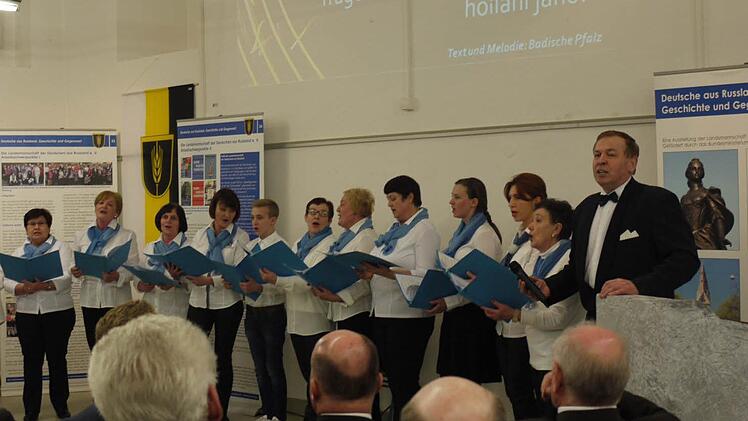 Jakob Fischer und der Forchheimer Chor singen deutsche und russische Lieder vor. Foto: Pauline Lindner