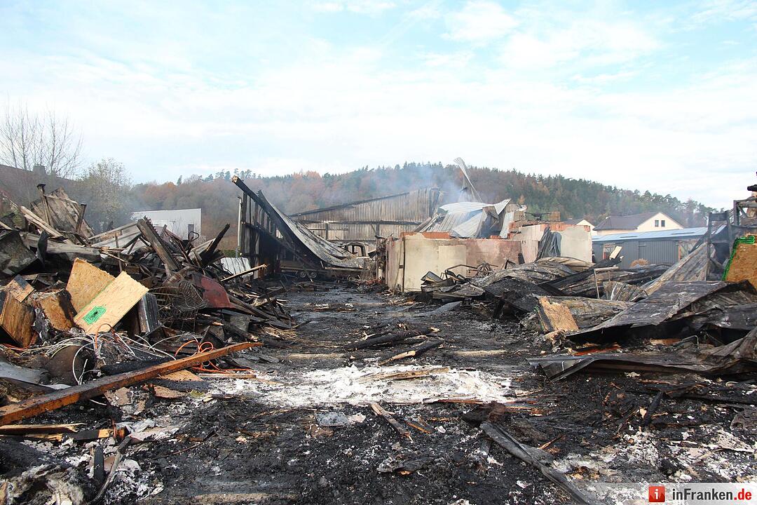 Altenkunstadt: Lagerhalle einer Gärtnerei abgebrannt