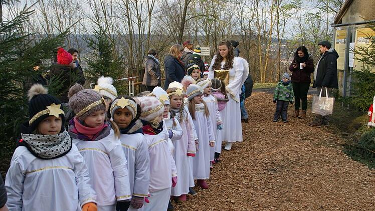 Die Engelchen und Christkind Josepha Pflaum bereiten sich auf ihren Auftritt vor.Sabine Weinbeer
