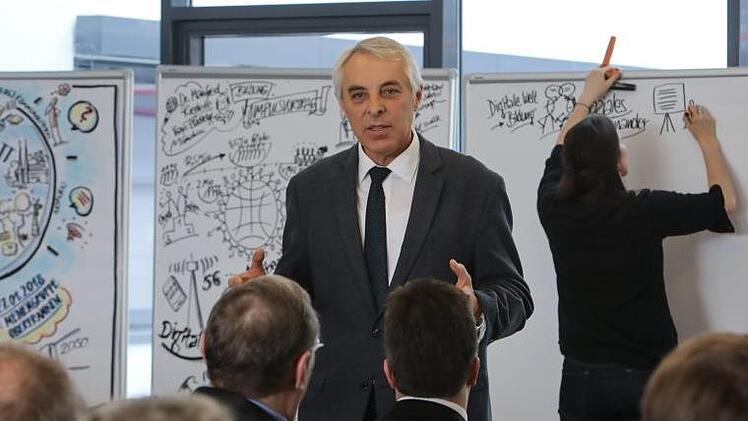 Manfred Riederle vom Bayerischen Städtetag während seines Impulsvortrags bei der Denkwerkstatt am Samstag Foto: Barbara Herbst
