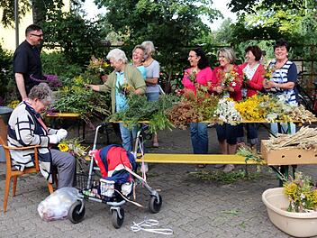 Pfarrer Jaroslaw  Nowaszczuk und die Frauen der Adelsdorfer Pfarrei St. Stephanus beim Binden der WurzbüschelJohanna Blum