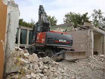Teile der Schule wurden von den Bagggern bereits entfernt.Foto: Stefanie Gleixner