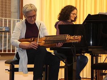 Hanne Lederhofer hatte eine Nyckelharpa mitgebracht.     Foto: Richard Sänger