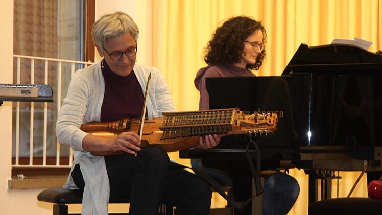 Hanne Lederhofer hatte eine Nyckelharpa mitgebracht.     Foto: Richard Sänger
