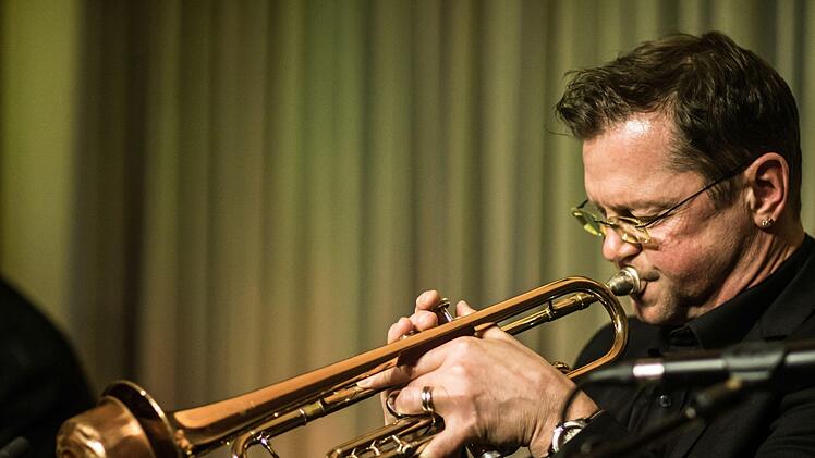 Das Jazul Duo mit Ingolf Burkhardt (Trompete und Flügelhorn) und Roland Cabezas (Gitarre und Gesang)  beeindruckte sein Publikum in Coburg.Foto: Jochen Berger