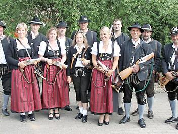 Mittlerweile gehören sechs Damen und zwölf Herren der Böllergruppe an. "Da stimmt die Frauenquote", lacht Kommandant Heumann.  Foto: privat
