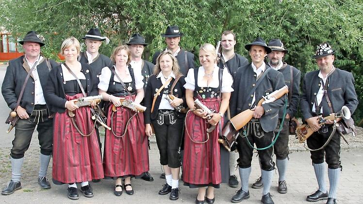 Mittlerweile gehören sechs Damen und zwölf Herren der Böllergruppe an. "Da stimmt die Frauenquote", lacht Kommandant Heumann.  Foto: privat