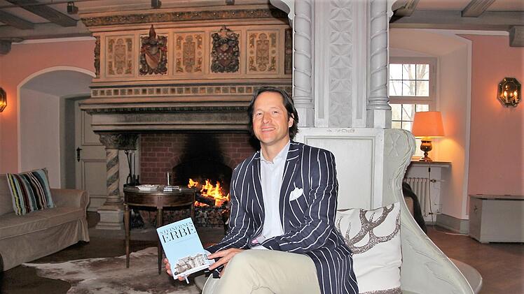 Vor offenen Kamin in seinem "Steinernen Erbe", dem Eyrichshof, präsentiert Hermann vo Rotenhan sein Buch-Debüt. Diana Fuchs