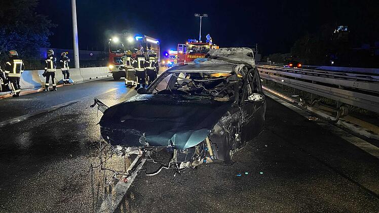 BMW wird bei Unfall v&ouml;llig zerst&ouml;rt und geht in Flammen auf: Fahrer und Beifahrer bleiben fast unverletzt