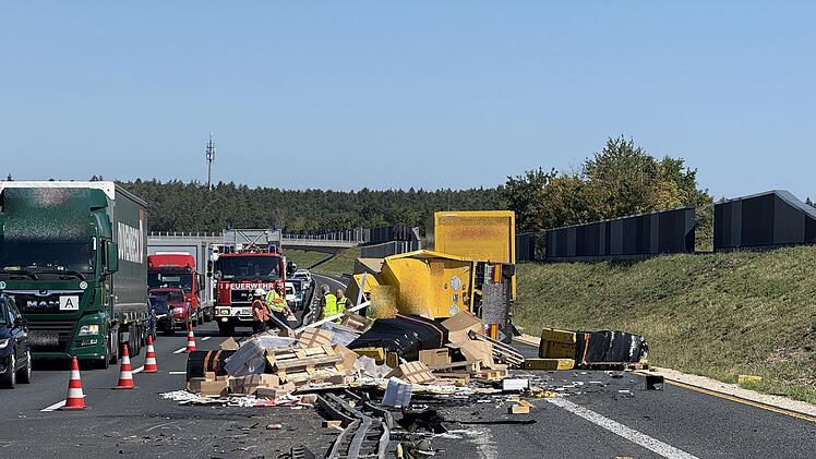 Fatale Kettenreaktion auf der Autobahn: DHL-Anhänger kippt um - Verteilte Ladung sorgt für Verkehrschaos