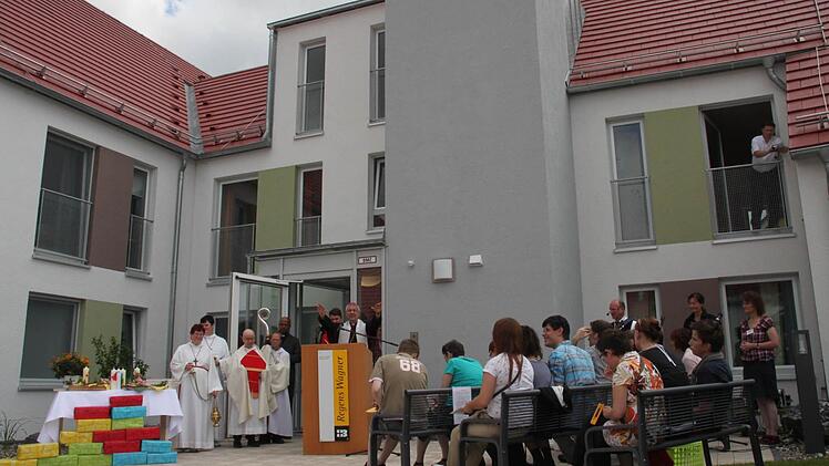 Feierlich eingeweiht wird das Haus Benedikt von Regens Wagner in Weismain. Erbzbischof Ludwig Schick (Siebter von links) zelebriert die Segnungsfeier.