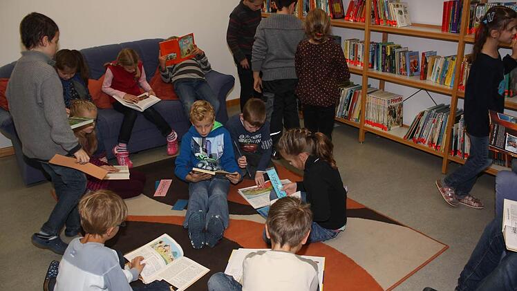 Einladend ist die neue Schulbücherei in Burglauer. Foto: Arnol.d Nöth