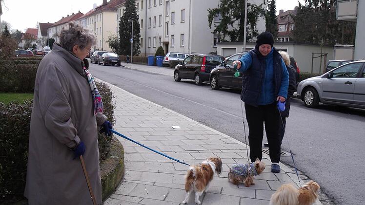 Für die Vierbeiner dieser Damen werden bei der Stadt Steuern bezahlt.