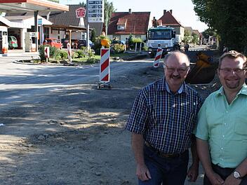 Der momentan neuralgische Punkt: Am Ortseingang von Düllstadt kommend laufen die Straßenbaumaßnahmen derzeit auf Hochtouren, die Durchfahrt ist komplett gesperrt. Einzig die Zufahrt zur Tankstelle bleibt geöffnet. Fotos: Riegler