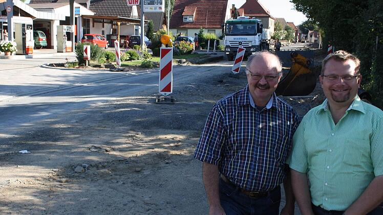 Der momentan neuralgische Punkt: Am Ortseingang von Düllstadt kommend laufen die Straßenbaumaßnahmen derzeit auf Hochtouren, die Durchfahrt ist komplett gesperrt. Einzig die Zufahrt zur Tankstelle bleibt geöffnet. Fotos: Riegler