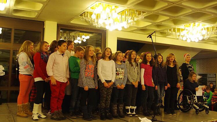 Der Chor der fünften und sechsten Klassen gab schöne Lieder zum Besten. Fotos: Heike Schülein