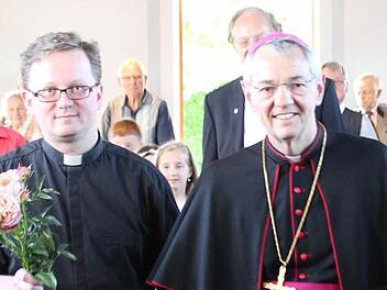 Pfarrer Oliver Schütz (links) und Erzbischof Ludwig Schick im letzten Jahr beim 60. Weihejubiläum der Kirche St. Heinrich in Kleinsendelbach. Foto: fra-press
