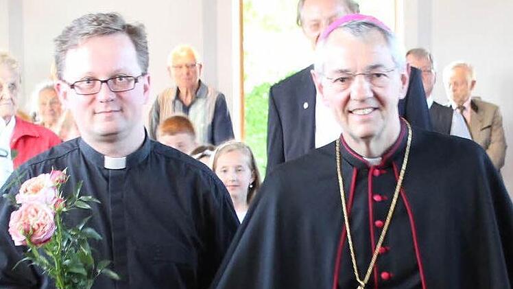Pfarrer Oliver Schütz (links) und Erzbischof Ludwig Schick im letzten Jahr beim 60. Weihejubiläum der Kirche St. Heinrich in Kleinsendelbach. Foto: fra-press