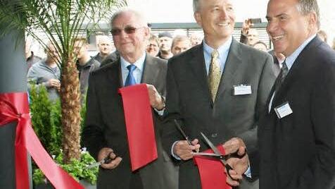 Hermann Mannschatz, Neal Keating und Rob Paterson (von links) trennten das Band durch. Foto: Evi Seeger