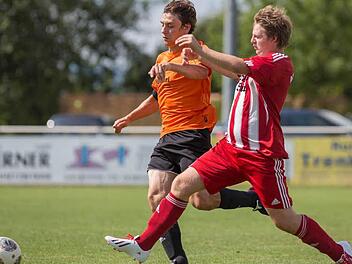 SpVgg Obersdorf - ATSV Gehülz. Ein Laufduell liefert sich der Obersdorfer Florian Kolb (links) mit dem Gehülzer Johannes Löffler.  Foto: Uwe Gick