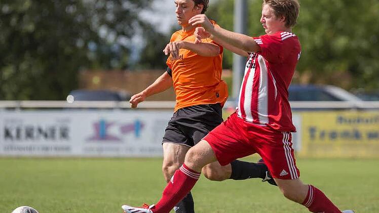 SpVgg Obersdorf - ATSV Gehülz. Ein Laufduell liefert sich der Obersdorfer Florian Kolb (links) mit dem Gehülzer Johannes Löffler.  Foto: Uwe Gick