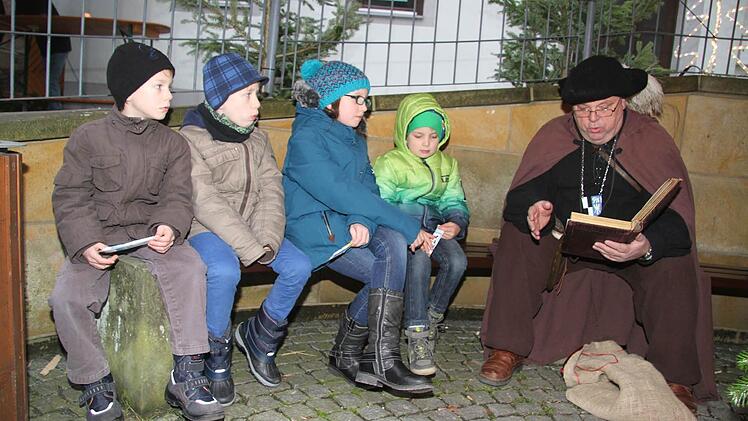 "Nachtwächter" Hermann Müller liest Weihnachtsgeschichten vor. Foto: Sonja Adam