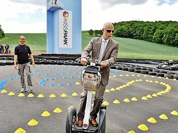 Oberbürgermeister Kay Blankenburg (SPD) zeigt auf dem Segway Standfestigkeit und Lenkungsvermögen. Fotos: Sigismund von Dobschütz
