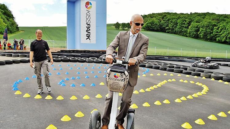 Oberbürgermeister Kay Blankenburg (SPD) zeigt auf dem Segway Standfestigkeit und Lenkungsvermögen. Fotos: Sigismund von Dobschütz