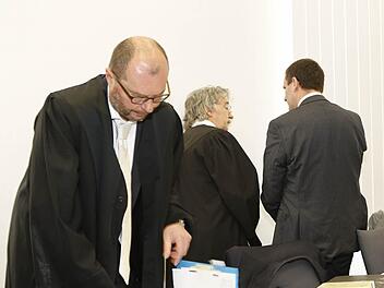 Der angeklagte Heinz W. (rechts) mit seinen Verteidigern Dieter Widmann (links) und Professor Klaus Bernsmann Archivfoto: Matthias Hoch