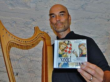 Musiker und Minnesänger Knud Seckel (50) mit seiner gotischen Harfe und seiner neuen CD "Singet Vogel, singet mit Liedern Ottos von Botenlauben. Foto: Sigismund von Dobschütz