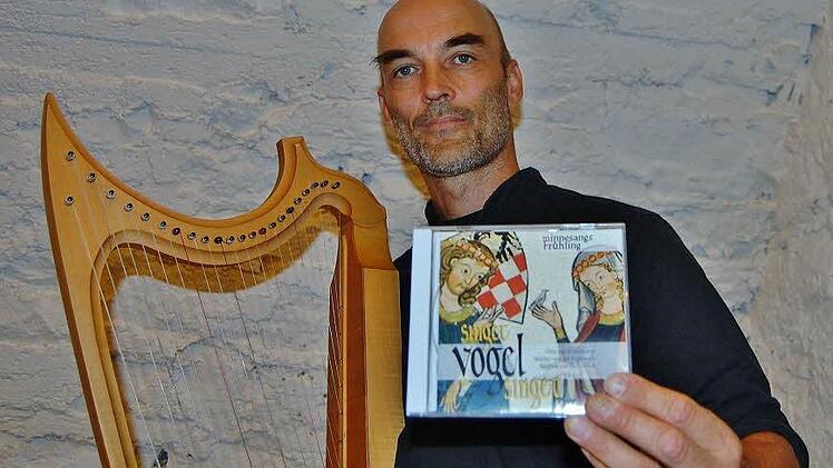 Musiker und Minnesänger Knud Seckel (50) mit seiner gotischen Harfe und seiner neuen CD "Singet Vogel, singet mit Liedern Ottos von Botenlauben. Foto: Sigismund von Dobschütz